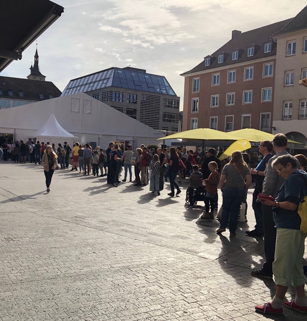 Warteschlange vor dem Einlass zu Highlights der Physik in Würzburg