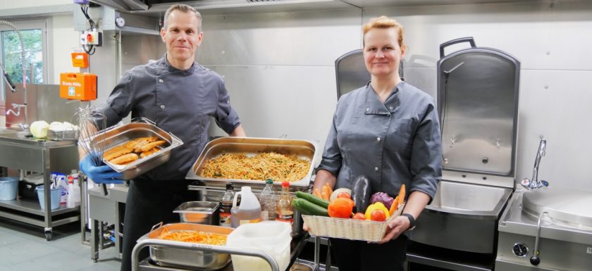 Rainer Siegl und Denise Ziegler kochen in der Kantine Wannsee.